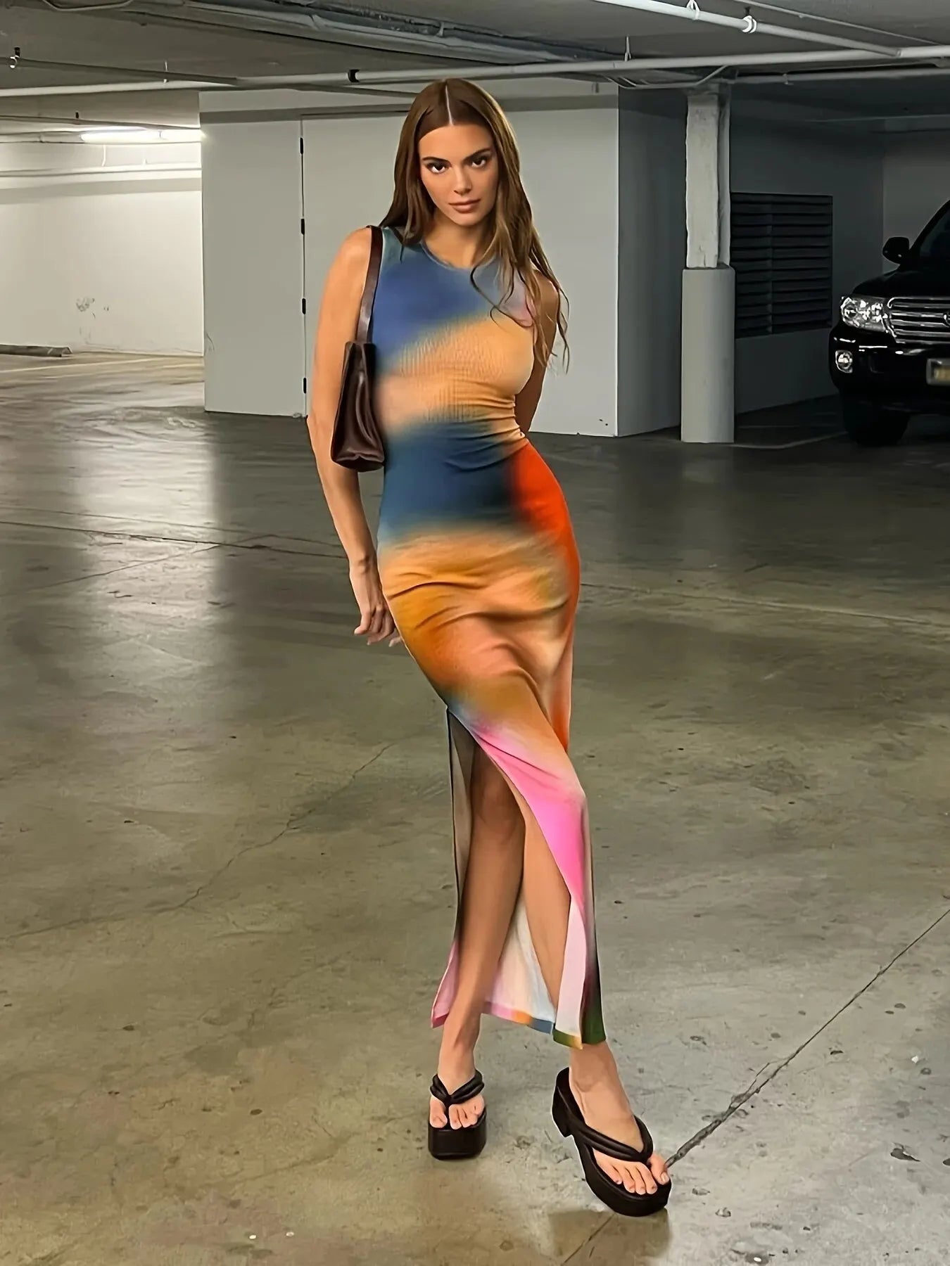 Vestido Longo Bodycon Alça Regata Ampla Fenda Lateral Tie-Dye Moderna