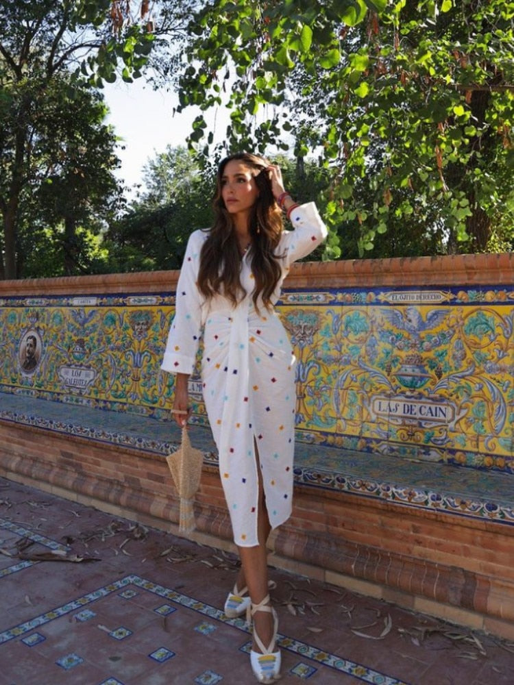 Vestido Midi Elegante Plissado Branco com Bordado Floral