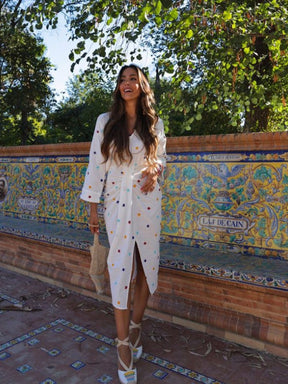 Vestido Midi Elegante Plissado Branco com Bordado Floral